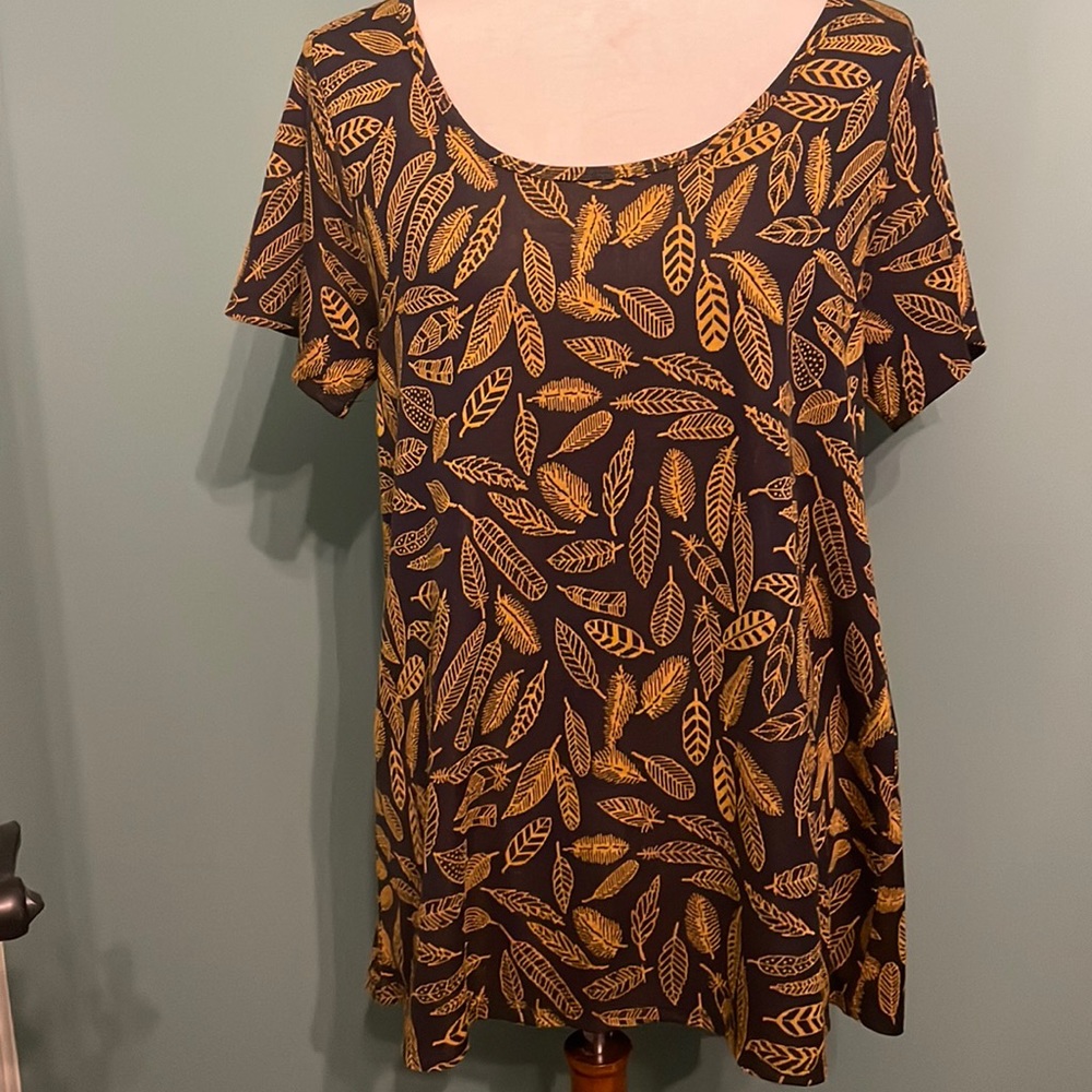 LuLaRoe Classic Tee Large navy Mustard feathers